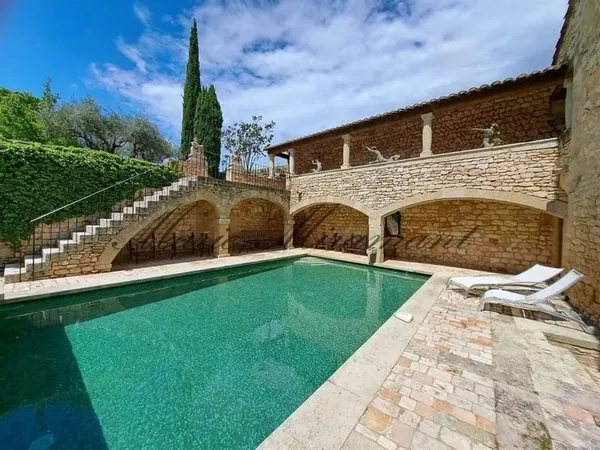 Maison 25 pièces 1500 m²
