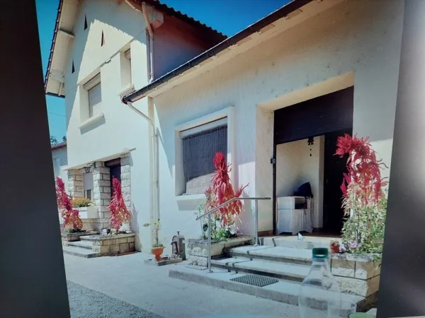 Maison à VENDRE au calme, au fond d'une impasse.