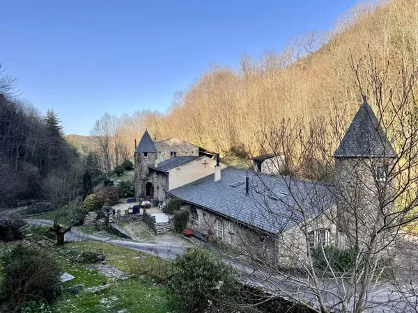 Domaine de nature préservée et isolé dans la Montagne Noire, avec cascades et forêts