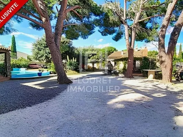 Plain-pied 161 m² - Terrain 1200 m² - Piscine - Villa + 2 dépendances (bureau + T2)