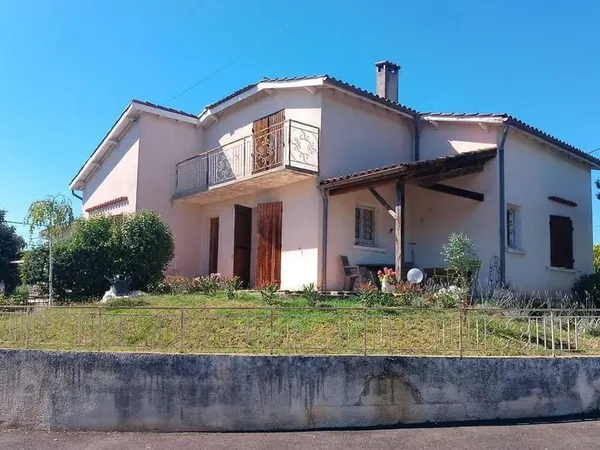 Maison avec 5 chambres , garage et jardin.