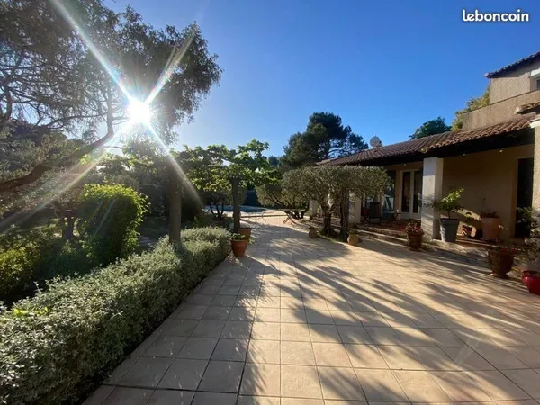 Maison familiale de 130m2 avec piscine et terrain arboré de 2000m2