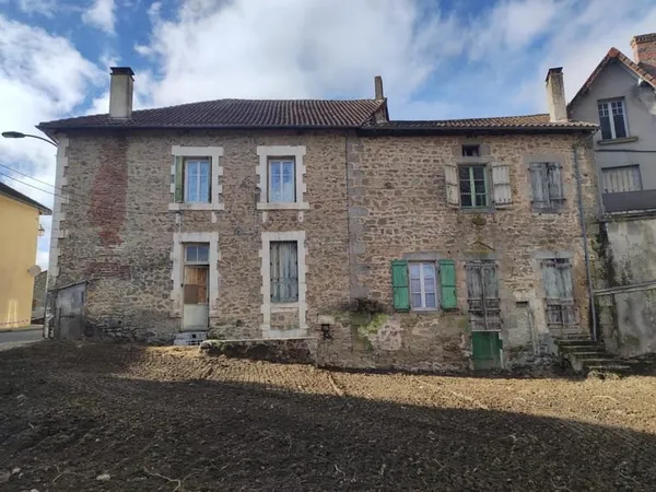 Ensemble immobilier à fort potentiel au coeur de Piégut-Pluviers