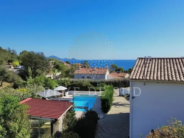 Villa avec vue mer, piscine, pool house et terrain de pétanq