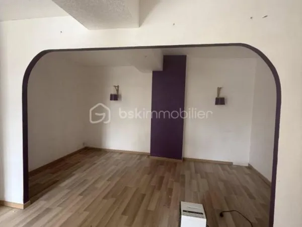 Situé à 8 minutes de Pré-en-Pail, ce bien rare de 80 m² entièrement à rénover