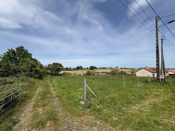 Terrain à bâtir de 1481 m² à SAINT-REMY-EN-ROLLAT (03)