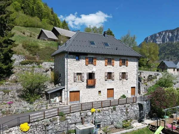Magnifique maison en pierre - entièrement rénovée - Vue domi