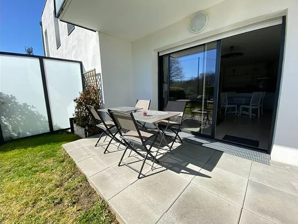 Appartement T.4 en rez-de-jardin à SENE - 80.37 m² avec un grand garage