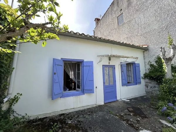 Coquette maison de village au centre de Saissac