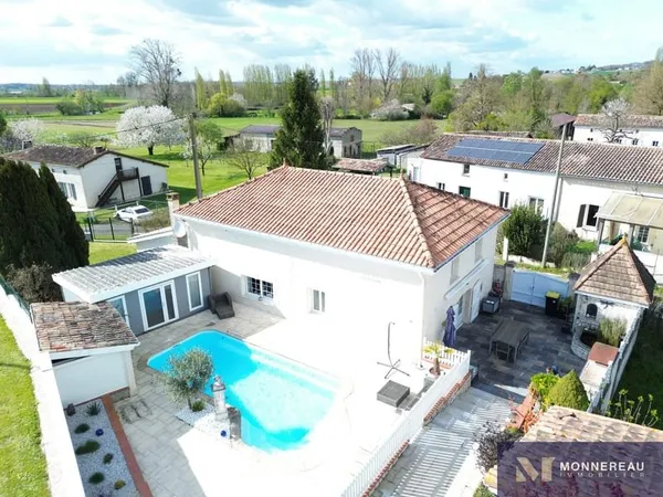 MAISON DE VILLAGE AVEC PISCINE ET DEPENDANCES