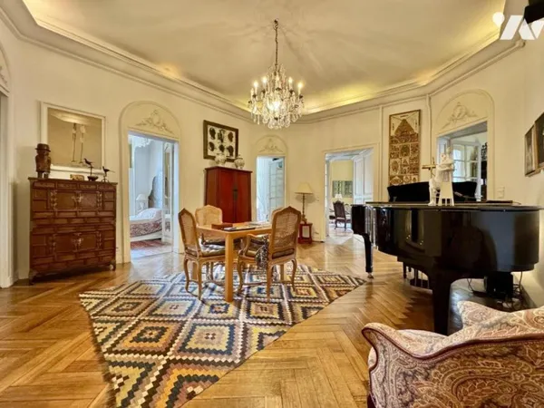 Appartement 7 pièces 221 m²