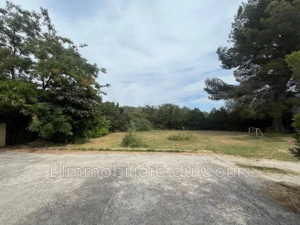 Terrain 650 m²