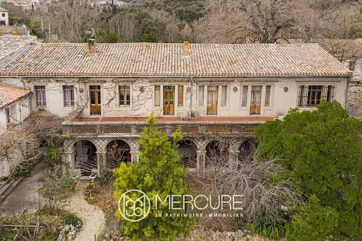Maison 13 pièces 892 m²