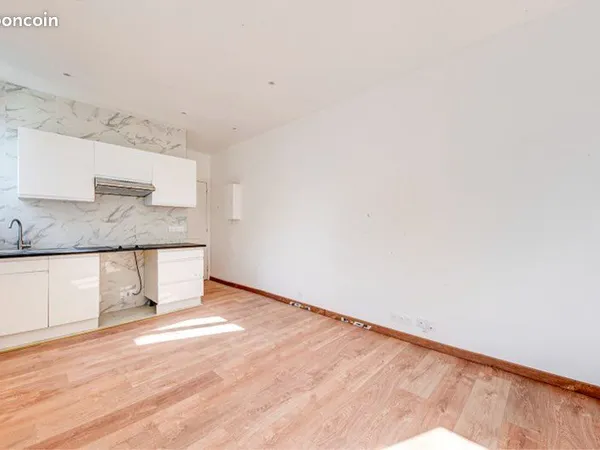 • 'Studio refait à neuf - Paris 19 - lumineux - idéal investisseur"