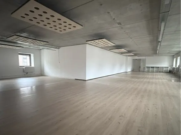 Bureau / local / plateau / 160m2 / parking / 31000