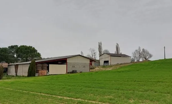 Corps de ferme en pierre 300m² à réhabiliter + hangars sur terrain de 6500 m²