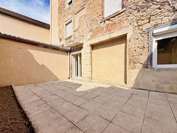BOURGOIN JALLIEU 'HYPER CENTRE VILLE' appartement de type 2 avec terrasse et cave...