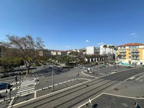Bureaux 9 pièces 182 m²