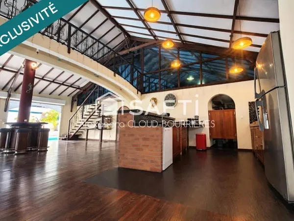 Villa d'exception avec piscine de 17 M et salle de Cinéma privée !