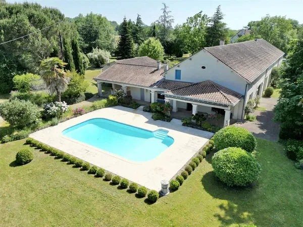 Entre Libourne et Bergerac - Magnifique propriété avec piscine et un parc arboré de plus de 1,8 hect
