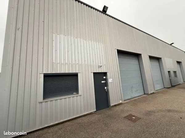 Local 150m2 avec bureau climatise