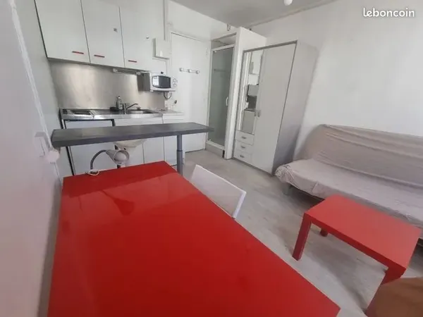 Studio 100m métro porte de Douai