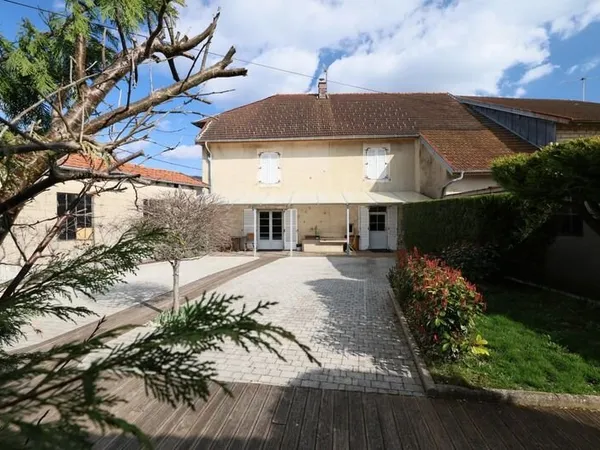 A vendre à SAINT HYMETIERE sur VALOUSE (à 1 heure de Lyon ou de Genève) Très belle maison de village