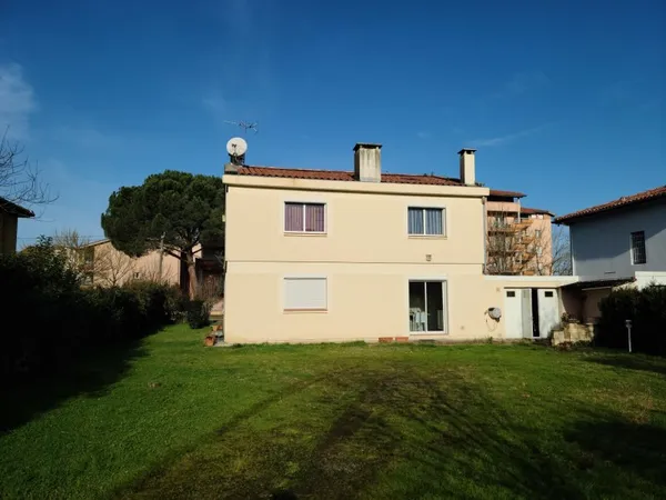 Maison 4 chambres, 1 bureau, garage attenant.