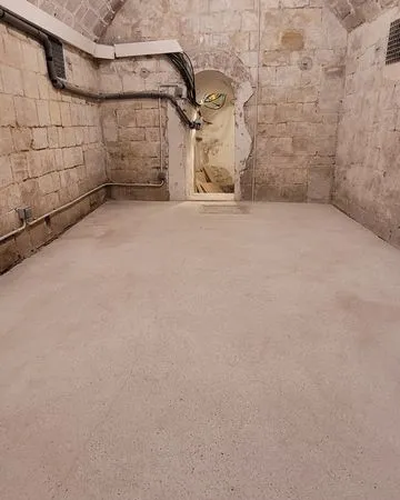 Belle cave / local rénovée 14 m² - Paris 8e (Miromesnil) - électricité + VMC
