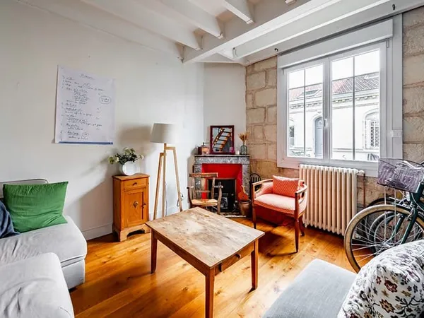 Exclusivité Square Habitat - Bordeaux Barrière de Bègles - Echoppe pierre 2 chambres + bureau - 90 m