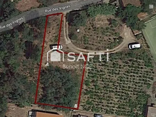 Terrain constructible de 698 m² ensolleillé
