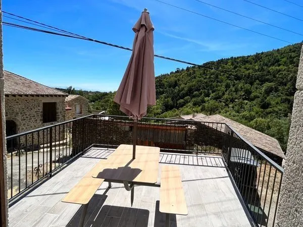 Location meublée d'une petite maison de village avec une belle terrasse