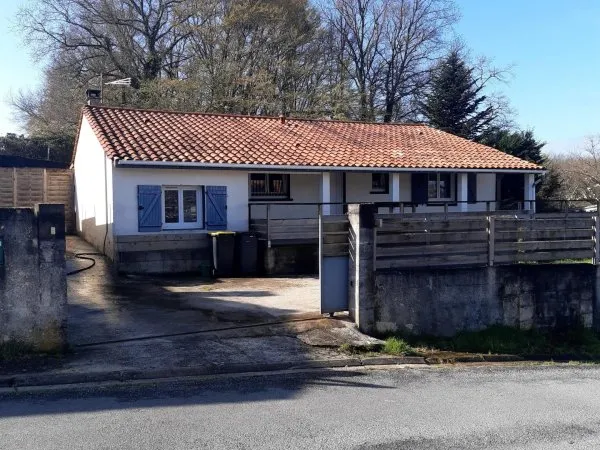 Maison de plain pied avec 2 chambres, 2 bureaux avec jardin et terrasse