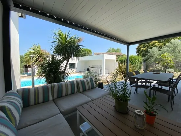 Proche de Nîmes, Maison à vendre 4 pièces de 115 m2, double garage, carport, piscine