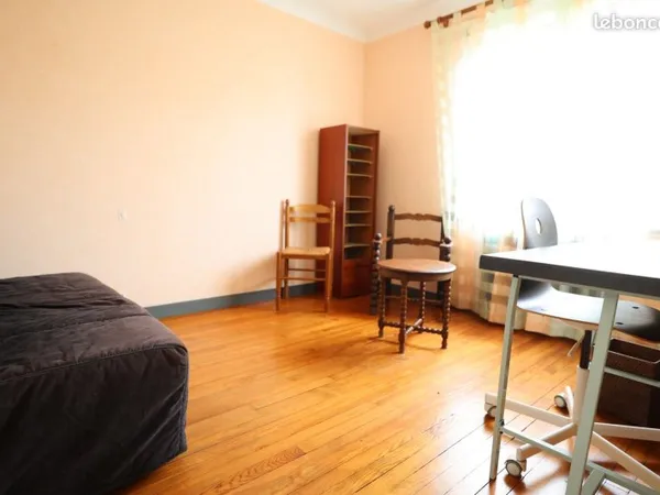 Chambre meublée
