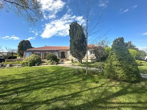LA TOUR DU CRIEU : VILLA DE STANDING DE TYPE 6 DE 186 M2 A V