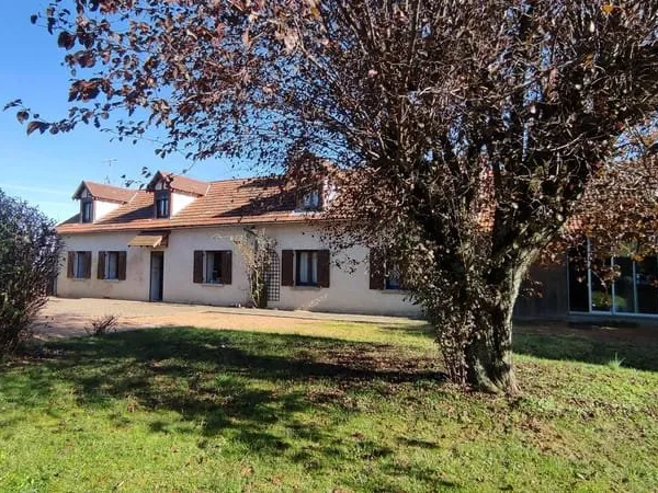 A vendre, à 10 min en voiture de Cusset, grande maison rénovée,