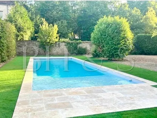 Maison ancienne, piscine, grand jardin, dépendances