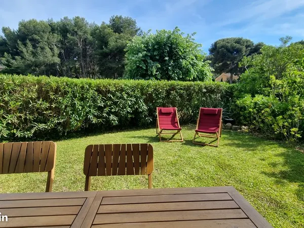 Sanary appartement rez-de-jardin piscine proche mer 36 m2