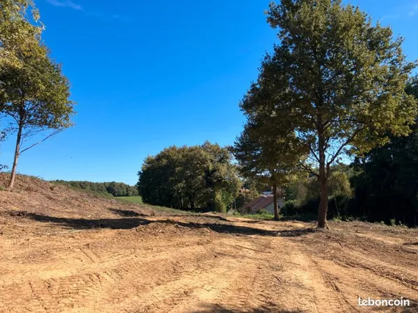 Terrain constructible 1590 m2 à Boumourt