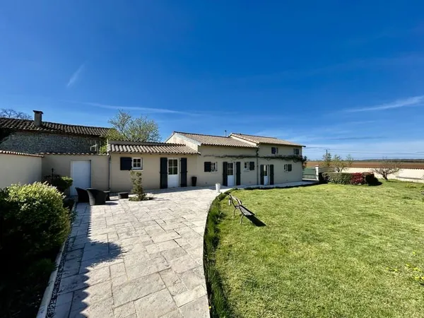 Domaine clos avec 2 maisons, piscine chauffée et dépendances