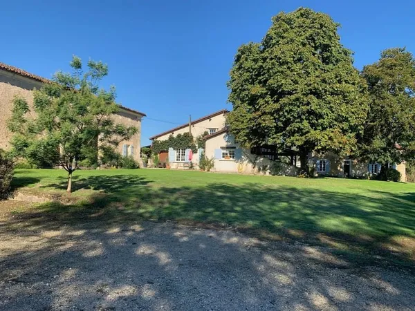 Charmante maison charentaise en pierre avec maison d'amis, piscine et plus de 1Ha de terrain