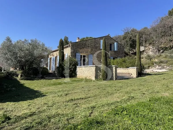 Maison en pierre avec piscine