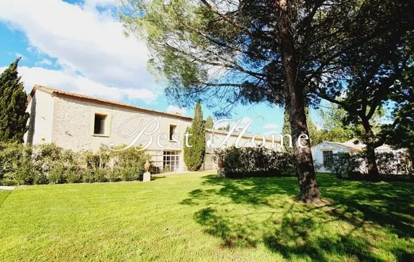 A vendre Superbe mas en Camargue , sur plus 1 hectares de terrain avec au total de 16 chambres et an