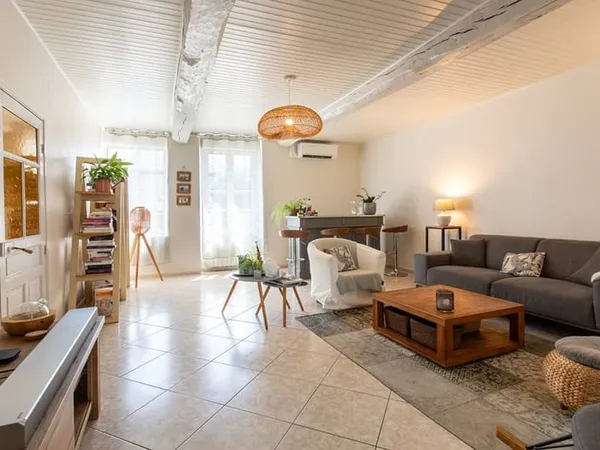 Maison rénovée avec commerces à pied