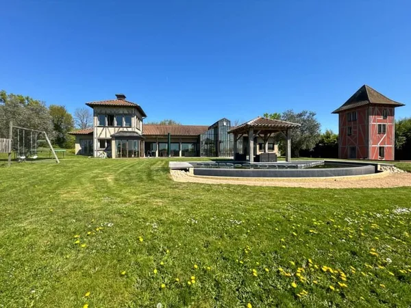 Maison 10 pièces 300 m²