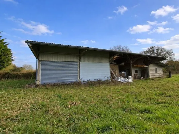 Terrain avec bâtiment de stockage - Proche La Ferté-Frenel