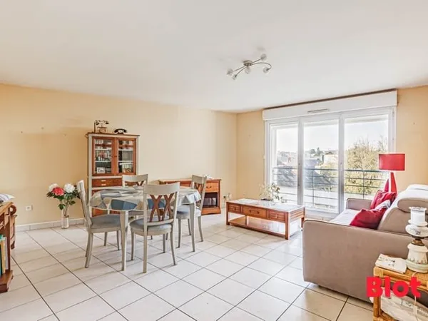 A vendre appartement 2 chambres, ensoleillé, vue dégagée, large balcon, garage