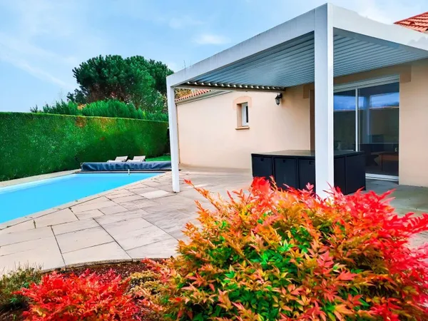 LUXE DISCRET : MAISON FAMILIALE AVEC PISCINE ET JARDIN