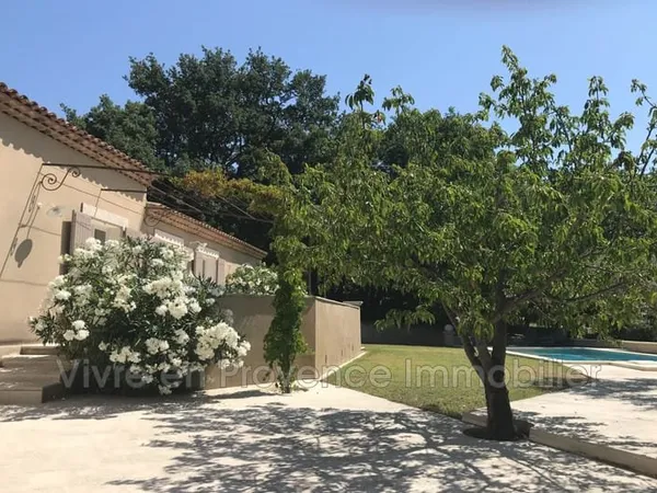Lubéron sur la commune de Cadenet, à 800 m du centre-ville et